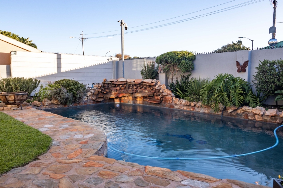 4 Bedroom Property for Sale in Rondebosch East Western Cape
